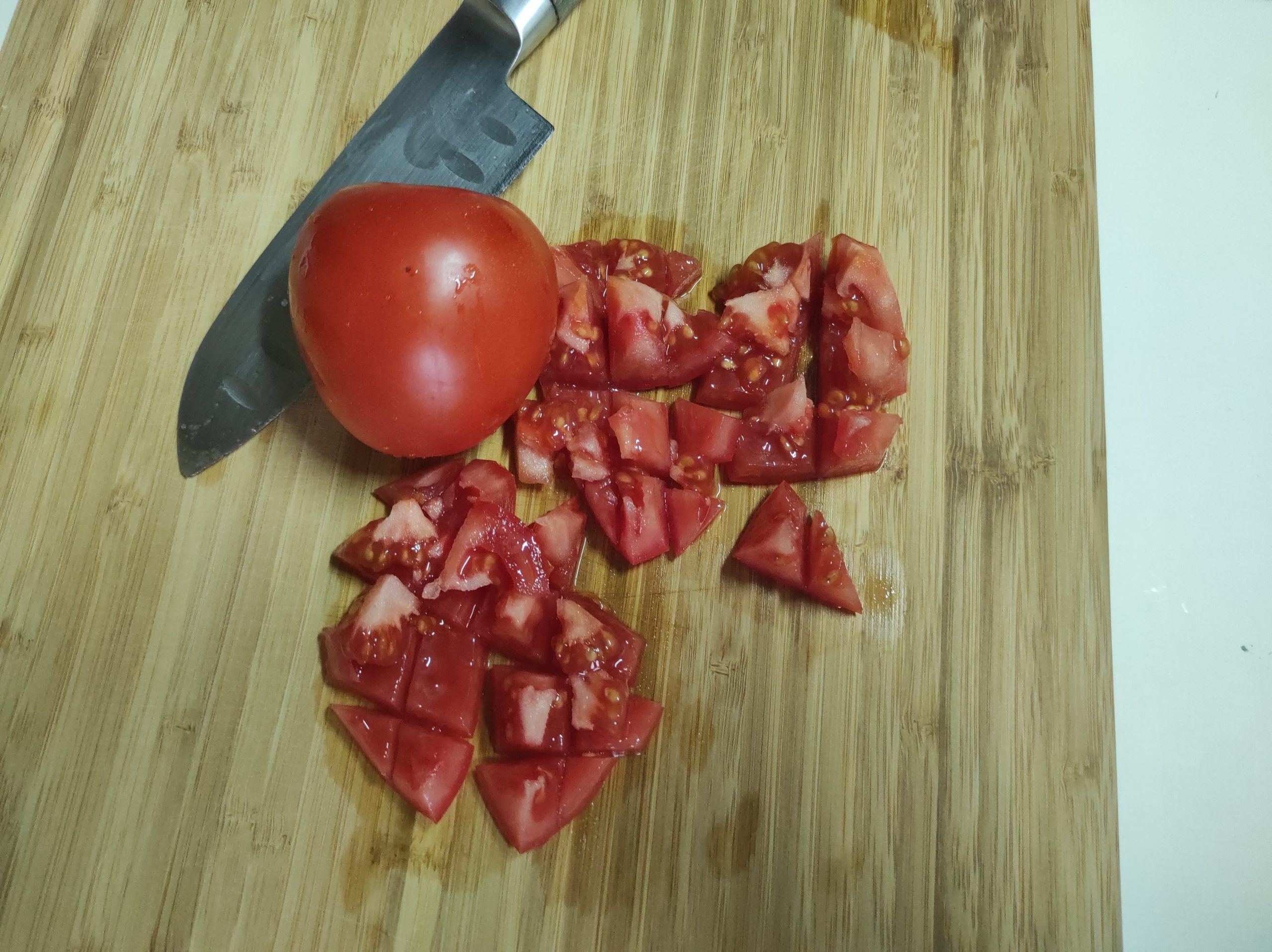 Cortando tomate pera
